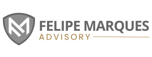 Logotipo da Felipe Marques Advisory com escudo cinza e nome da empresa em cinza e dourado.