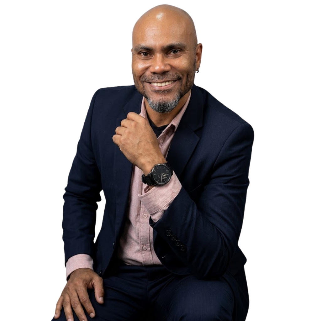 rapaz negro, sem cabelos posição olhando para frente e sorrindo