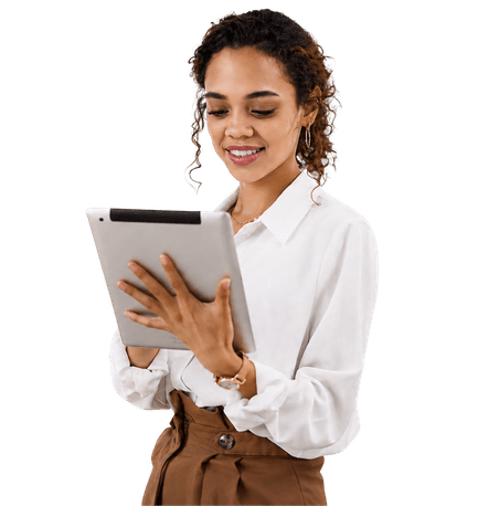 Mulher jovem em traje social utilizando um tablet, sorrindo e olhando para a tela. Imagem com fundo transparente, ideal para sites corporativos, apresentações, materiais institucionais e conteúdos de tecnologia, atendimento e negócios.